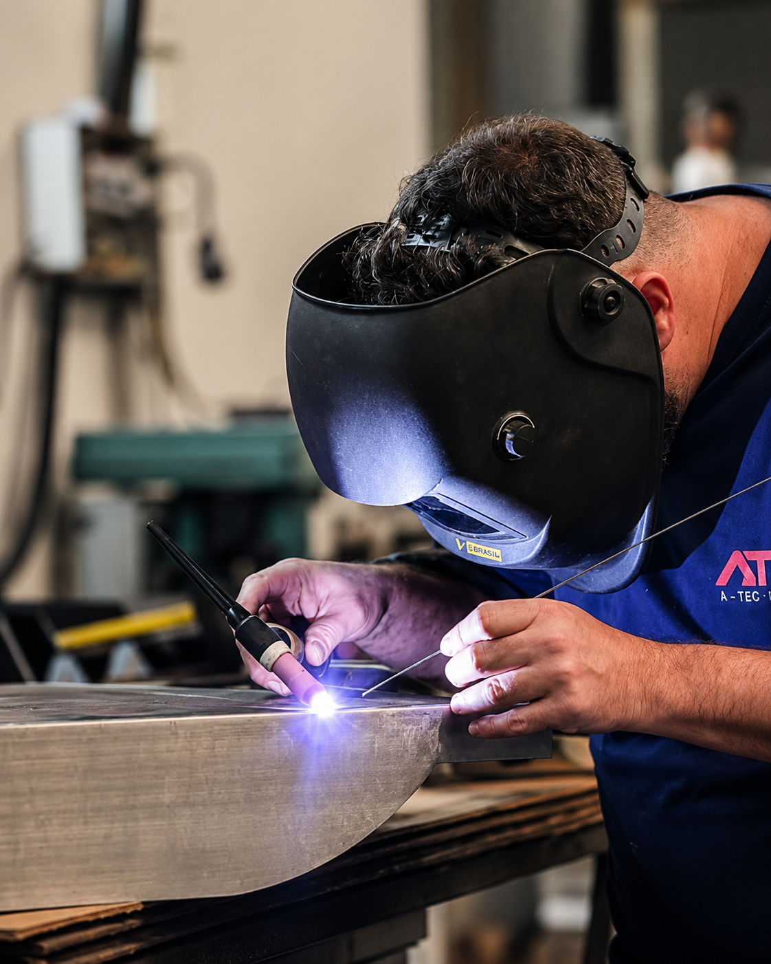 Técnico ATS realizando solda TIG em bancada de cozinha industrial